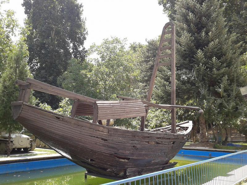 Geçit töreni içini yapılmış antik dönem Pers teknesi-Sadabad Müzesi'nde.jpg