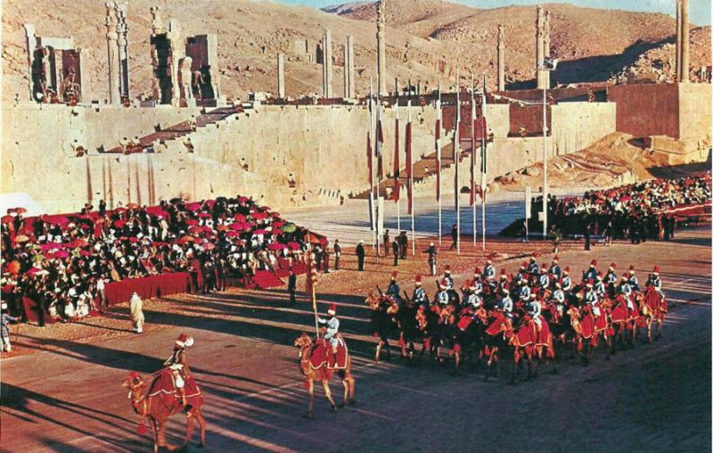 Persepolis'te  Pers askeri birliğin  develerle geçit töreni.jpg