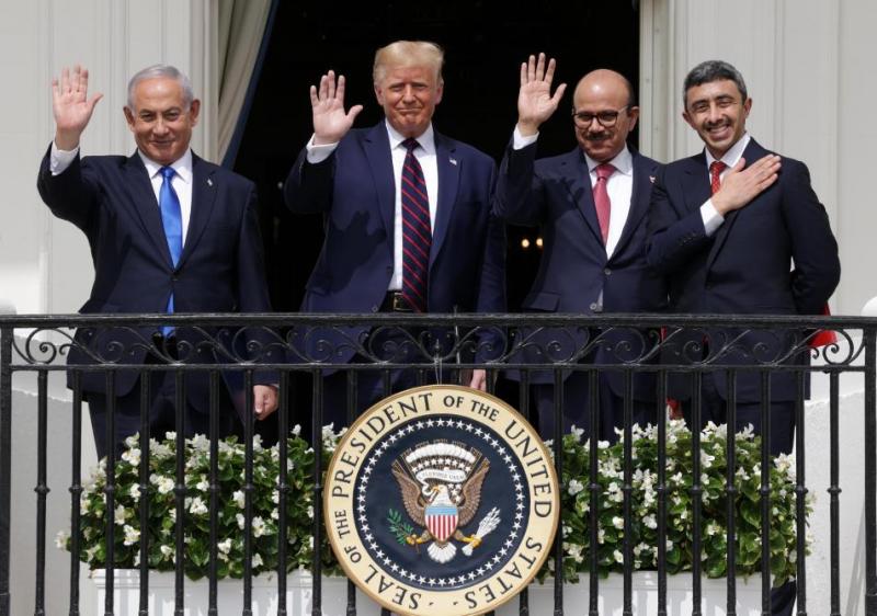 Başbakan Netanyahu ve Başkan Trump ile Bahreyn Dışışleri Bakanı Abdullatif Zeyani ve BAE Dışişleri  Bakanı Abdullan bin Zayid El Nehyan. ABD gözetiminde İsrail-Körfez ittifakı ,.jpg