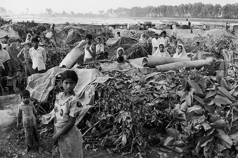 Rohingyalı mülteciler güney Bangladeş'teki bir kampa sığınaklar kurdu, 1991 Fotoğraf Liba Taylor Photography.jpeg