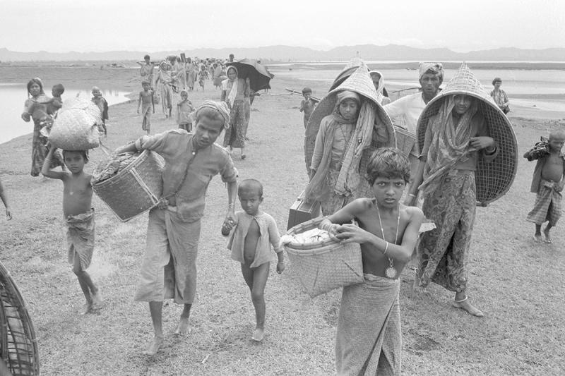 Rohingyalı mülteciler, Ağustos 1978'de Burma'dan Bangladeş'e kaçtılar. Kalan birkaç eşyalarını taşıyorlar  Fotoğraf United States Holocaust Memorial Museum (USHMM).jpeg