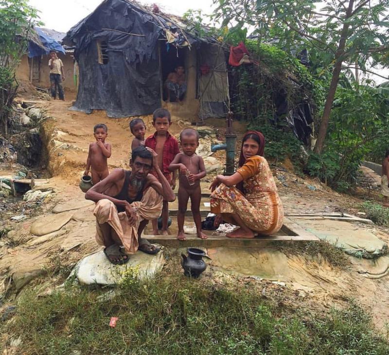 Khutuphalong Kampı’nda bir su kuyusu ve Arakanlılar.jpg