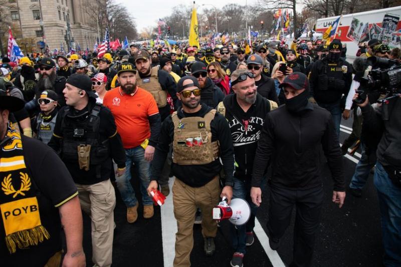 Proud Boys örgütü lideri Enrique Tarrio, Başkan Trump'ı destekleyen grubunun önünde yürüyerek protesto mitingine katılıyor. .jpg