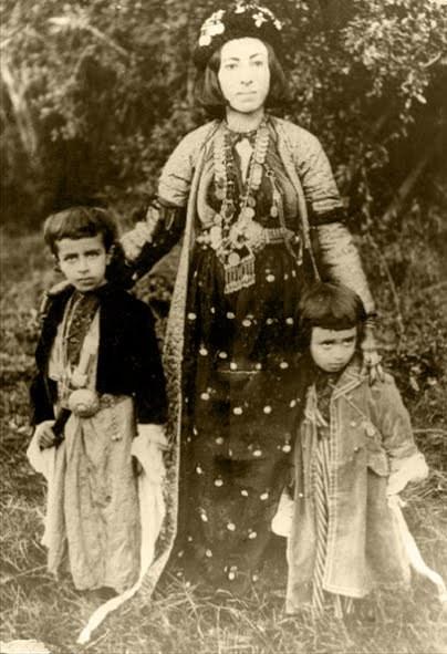 Adile Xanım, iki oğlu İzzet Beg ve Ahmed Beg ile-1905- kaynak-Anne Jaff.jpg