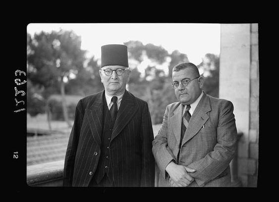 Muhammed Kurd Ali ile Ec'ac Efendi Nuveyhid, Filstin Radyosu günü, Kudüs 1941.jpg