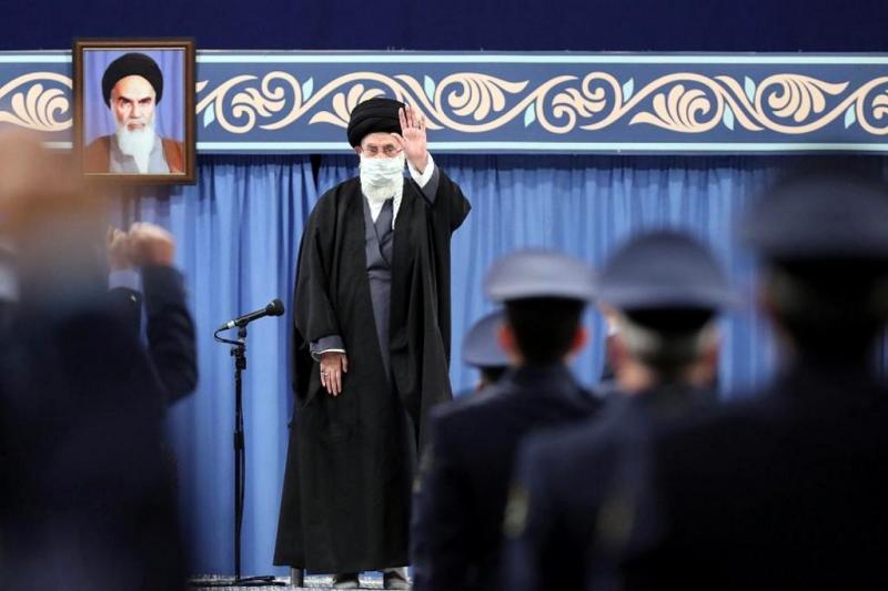 Ali Hameney, İslam Devrimi'nin 42. yıldönümünde Hava Kuvvetleri Komutanlarını huzuruna kabul ediyor.-kaynak-AFP.jpg