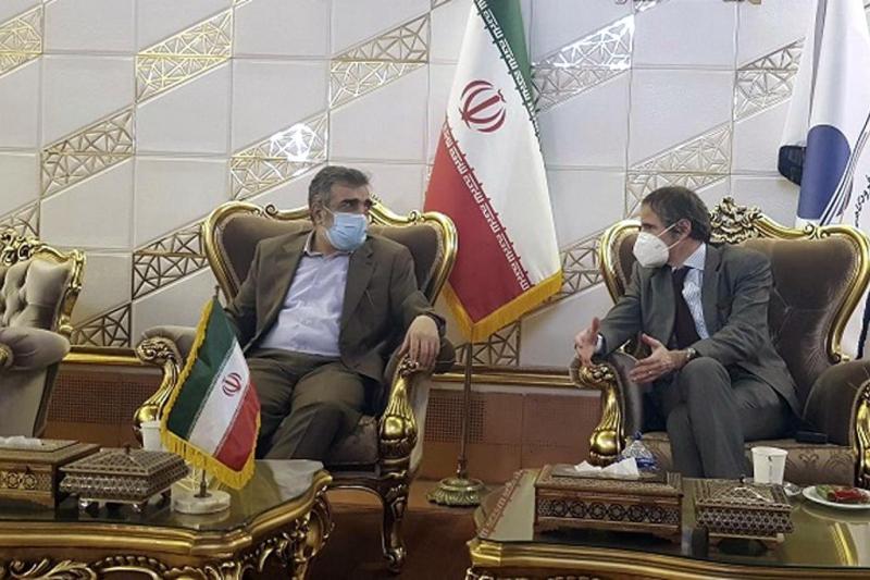 İran Enerji sorumlusu Behruz Kemalwendi ile UAEK müdürü Rafael Grossi görüşmede-kaynak-AP.jpg