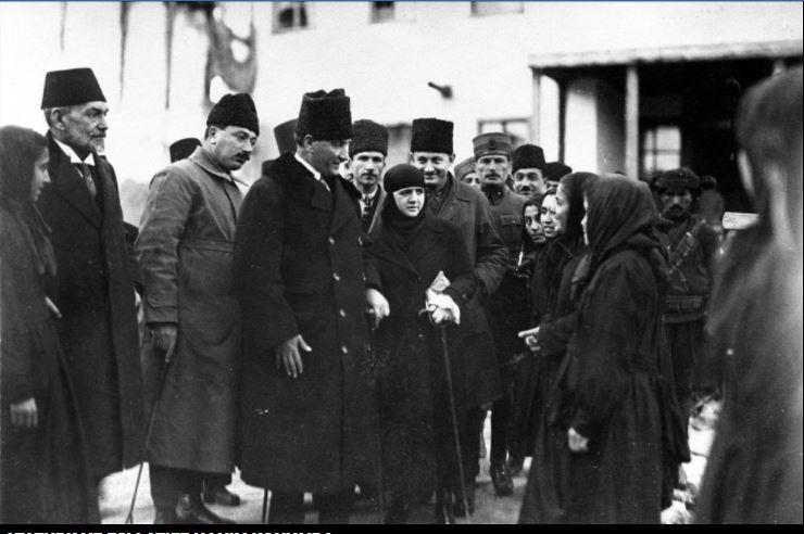 ATURK (ORTADA) VE ESI LATIFE HANIM (YANINDA BASTONLU) KONYA KIZ OGRETMEN OKULUNDA, OGRENCILERLE.(ANADOLU AJANSI.JPG