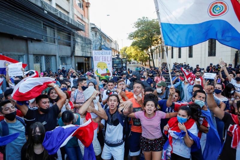 Paraguaylılar, Başkan Mario Abdo Benitez'in sağlık politikalarını ve Asuncion'da Kovid-19 aşılarının olmamasını protesto ediyor Cesar OlmedoReuters.jpg