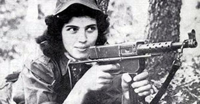 Cezayir Savaşı'ında silahlı kadın direnişçi.jpg