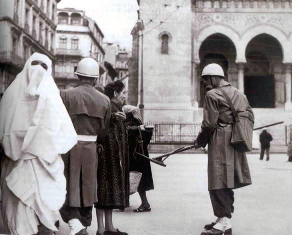 Cezayir'de sokak araması-1957.jpg