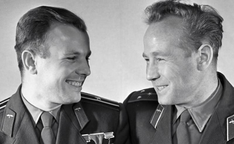 kozmonotlar Yuri Gagarin (solda) ve Alexei Leonov (sağda) RIA.JPG