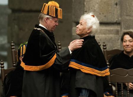 El Saadawi, Mexico Üniversitesi'nde Fahri Doktorluk unvanıyla ödüllendirilirken-fotoğraf-AFP. .jpg