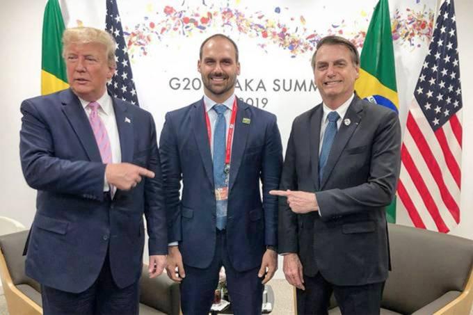 Eduardo, babası ve Başkan Donald Trump arasında  Instagram.jpg