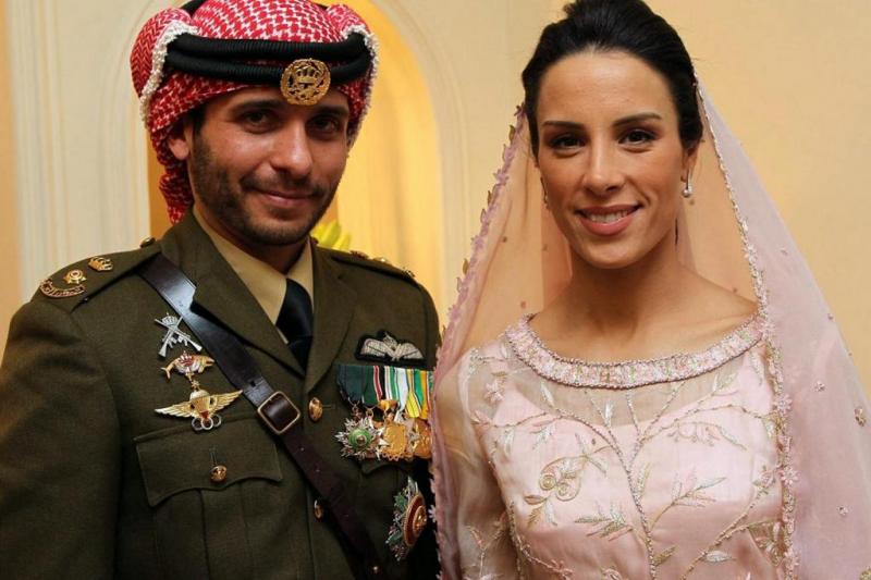 Prens Hamza ve ikinci eşi Besma, Amman Kraliyet sarayı, Ocak 2012-fotoğraf-AFP.jpg