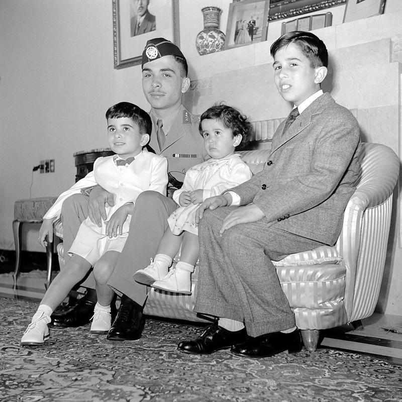 Prens Hasan, büyük kardeşi Kral Hüseyin ve ailesiyle birlikte, yıl 1950.jpg