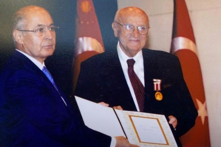 Jak Kamhi Cumhurbaşkanı Ahmet Necdet Sezer’in elinden Devlet Üstün Hizmet Madalyası’nı alıyor (2007.jpg