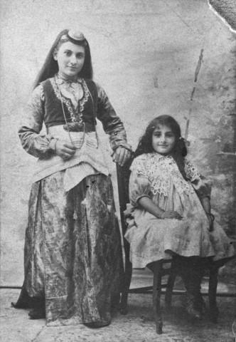 Ermeni kızın stüdyo fotoğrafı, 1895.jpg