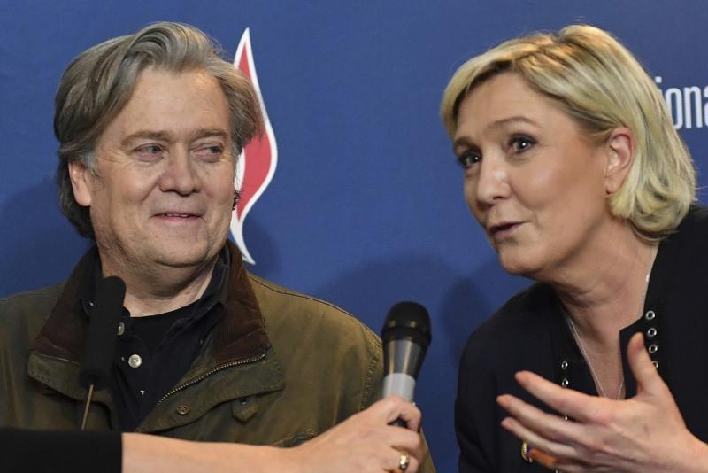 Bannon ve Le Pen.jpg