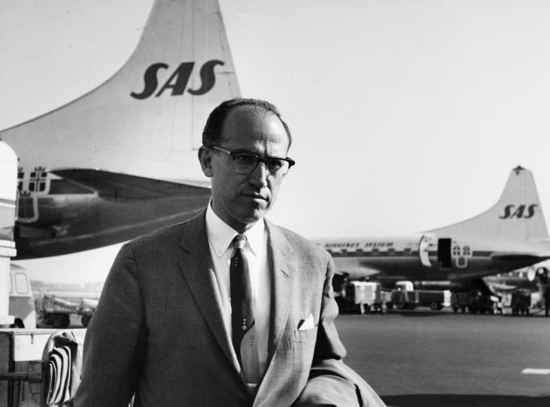 Dr_Jonas_Edward_Salk,_creator_of_Salk_polio_vaccine,_at_Copenhagen_Airport.jpg