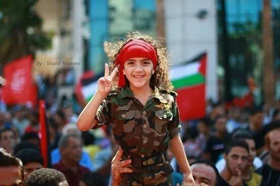 Filistinli bir kız gösteri sırasında.jpg