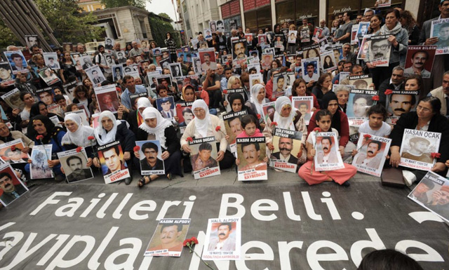 Faili meçhul cinayetlerle hayatını kaybedenlerin yakınları yıllardır faillerin bulunması için her cumartesi oturma eylemi düzenliyor