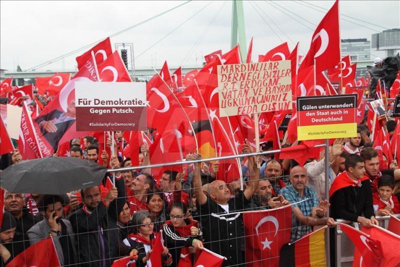 Avrupa'da darbe girişimine karşı AKP iktidarına destek mitingi- Fotoğraf-AA .jpg