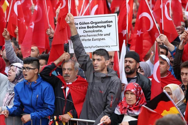 Raporda, Avrupa'da nüfuzunu güçlendirmeye çalışan Türkiye'nin din ve milliyetçilik temelinde gösteriler düzenlediğine işaret ediliyor-fotoğraf-A.jpg