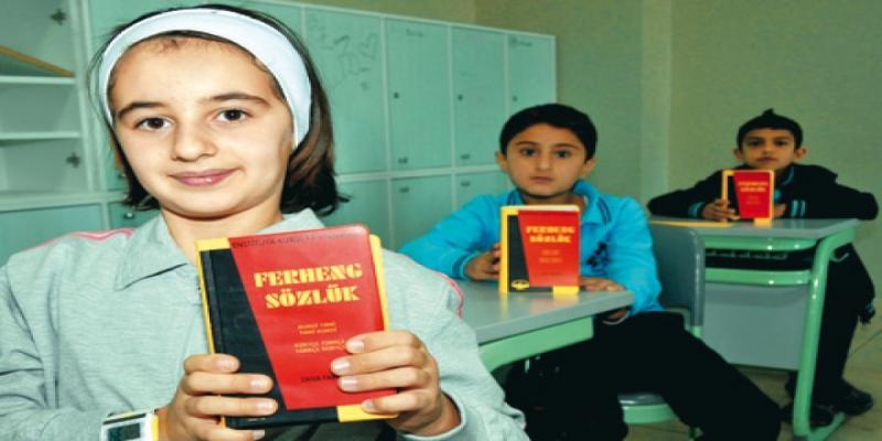 Anadilinde eğitim alan çocuklar Kürtçe Sözlük kitabıyla .jpg
