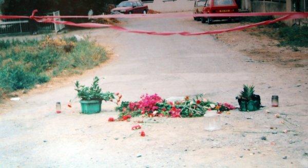 Kutlu Adalı'nın katledildiği nokta. Fotoğraf, cinayetin ertesi sabahı (7 Temmuz 1996) çekildi. Kaynak Yeni Düzen.jpg