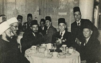 Aziz Ali El Mısri, İhvan lideri Hasan El Benne'nin de arasında bulunduğu Mısırlı siyasi ve dini önderlerle .jpg