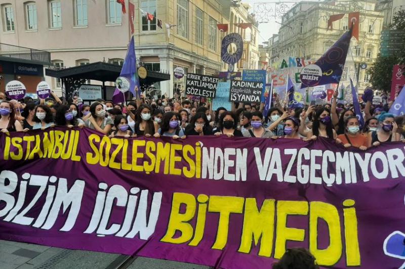 İstanbul Sözleşmesi, toplumun geniş kesimleri tarafından benimsenmişti. İptal edilmesi de büyük tepki yarattı. Fotoğraf, Ekmek ve Gül.jpg