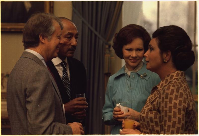 ABD Jimmy Carter ile eşi Rosalynn,Enver Sedat ile Cihan Hanım, 1977. Cihan Hanım'ın Carter ile dans etmesi Mısır muhafazakarları arasında kıyame.jpg