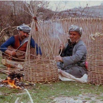 Sepet ören iki Şeyhbızıni köylüsü-Irak.jpg