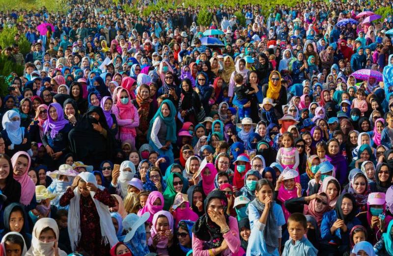 2018de Bamyanda bir festivalde çekilen fotoğraf Afgan kadınların renkli kıyafetlerinin simgesi oldu (M alttire Ibrahimkhail Twitter).jpg