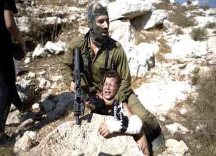 İsrail askeri Filistinliye şiddet uygularken-Kaynak- Ray El Yom.jpg