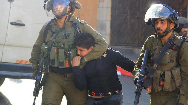 İşgal altındaki El Halil kentinde İsrail askeri, bir Filistinli çocuğu gözaltına alıyor. Kaynak-Anadolu Ajansı.jpg