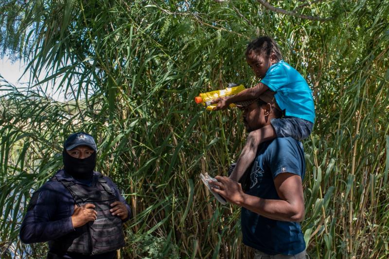 Haitili göçmen ve Meksika polisi (AP).jpg