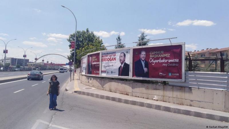 R. T. Erdoğan'ın Diyarbakır ziyareti duyuru afişleri-Temmus 2021. Kaynak- DW, Foto, Serhat Altay .jpeg