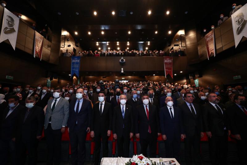 CHP Genel Başkanı, kanaat önderleri ve halkla buluşuyor. Kalabalığın en fazla olduğu an-Foto, Independent Türkçe .JPG