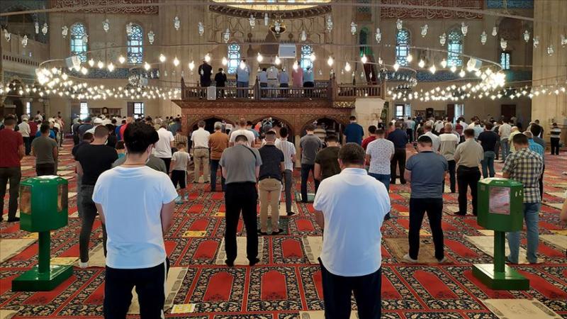 Koronavirüs tedbirleri kapsamında birçok yerde olduğu gibi cami ve mescitlerde de cemaatle namaza ara verilmişti