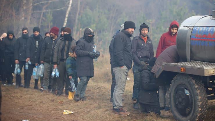 Polonya-Belarus sınırında mahsur kalmış göçmenler, tankerden dağıtılan su kuyruğunda-Kaynak-Leonid Scheglov, BelTA-Reuters.jpeg