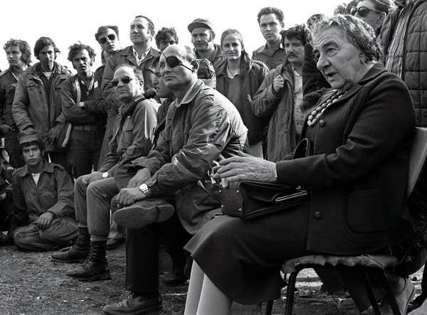 Başbakan Golda Meir ile  Savunma Bakanı Moşe Dayan'ın Golan Cephesi'ndeki İsrailli askerlere moral ziyareti. 21 Kasım 1973- Fotoğraf, Reuters.jpg