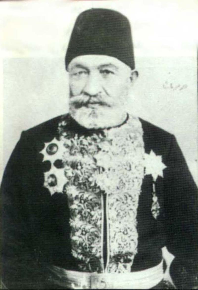 A. İzzet Holo Paşa, II. Abdülhmad'in mabeyncisi ve sırdaşı idi. .jpg