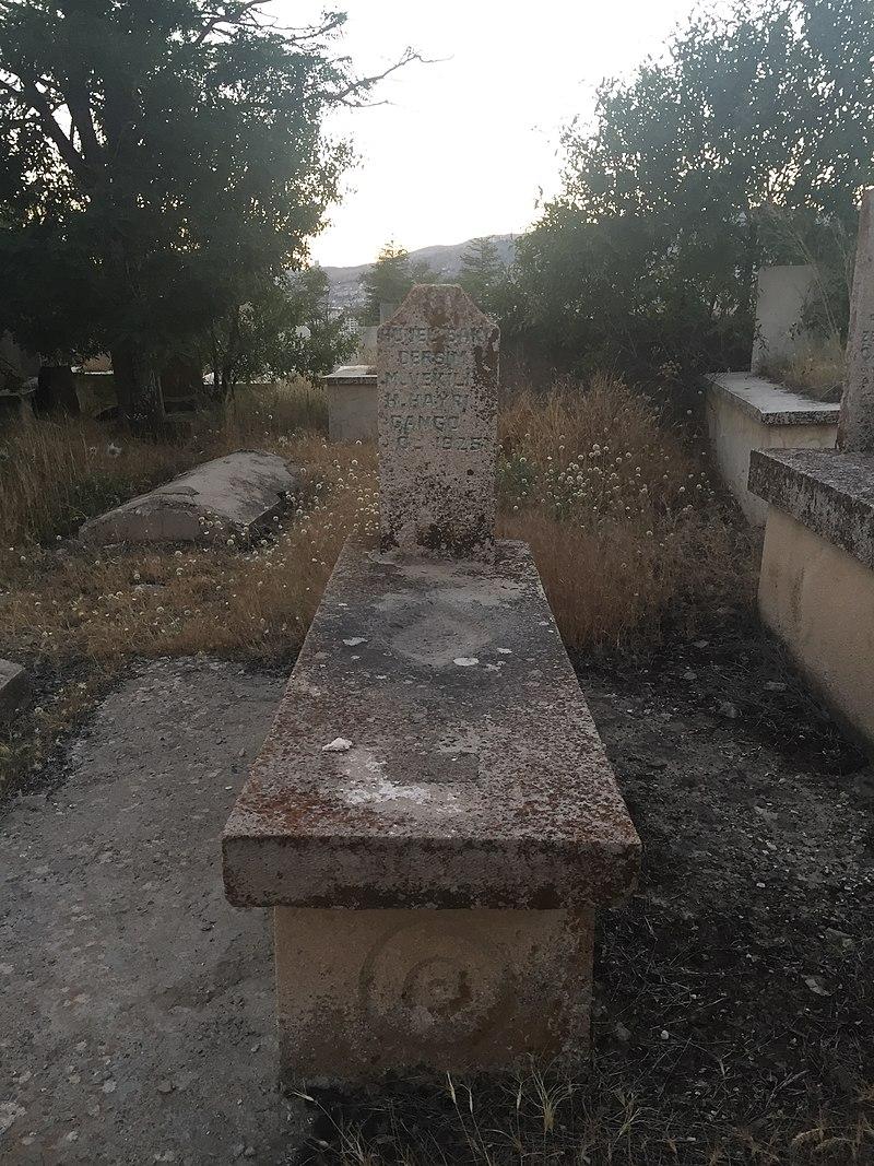 Hasan Hayri Bey (Kango) Elazığ'daki mezarı.jpg