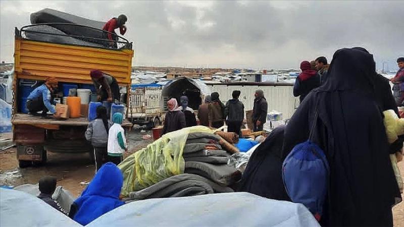 Suriye'de IŞİD'li aileler toplama kampı önünde.jpg