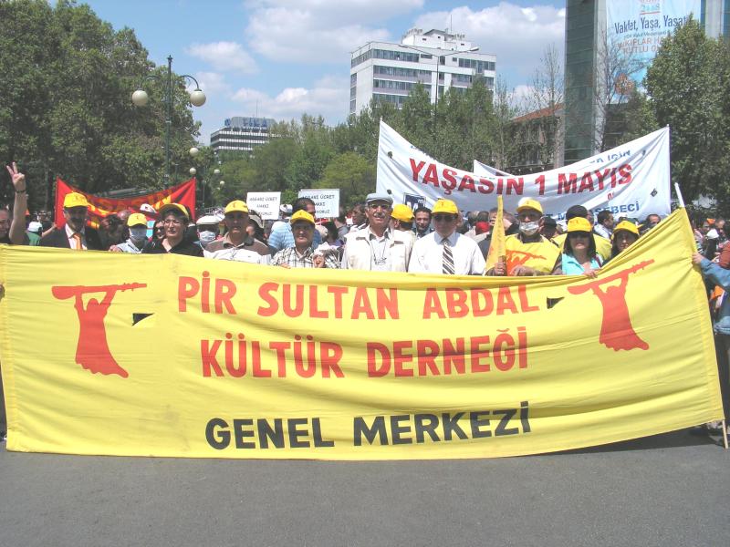 Kelime Atan'nın bir dönem yöneticisi olduğu Pir Sultan Abdal Derneği'nin yürüyüşü.JPG