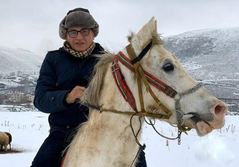 Dr. Fikret Zengin, tutkuyla bağlı olduğu doğum yerinde eski geleneklerini sürdürüyor. Fotoğraf-gazete karınca-.jpg