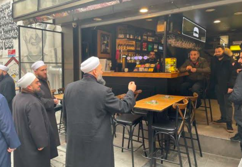 Medyadan uzak durmayı tercih eden Tebliğ Cemaati'nin merkezi Mescid-i Selam'da bir gün… Onlardan, neyi niye yaptıklarını dinledik