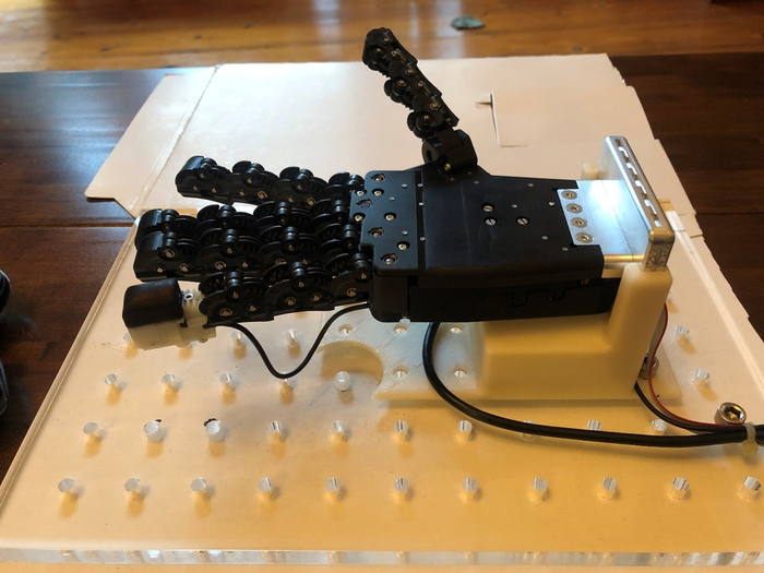 Low-Res_Robotic hand with 3D printed fingertip.jpg.png
